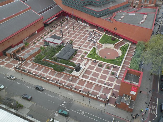  vue plongeante sur le parvis de la British Library